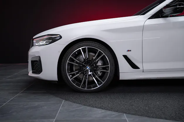 BMW 530i xDrive SAG M-Sport / Alcantara Sitze / Rückfahrkamera / El.Sitze / Ambientebeleuchtung