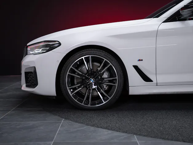 BMW 530i xDrive SAG M-Sport / Alcantara Sitze / Rückfahrkamera / El.Sitze / Ambientebeleuchtung