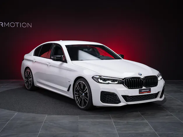 BMW 530i xDrive SAG M-Sport / Alcantara Sitze / Rückfahrkamera / El.Sitze / Ambientebeleuchtung