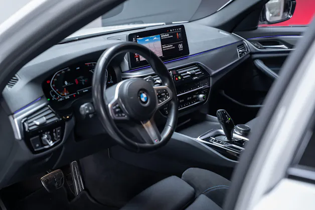 BMW 530i xDrive SAG M-Sport / Alcantara Sitze / Rückfahrkamera / El.Sitze / Ambientebeleuchtung