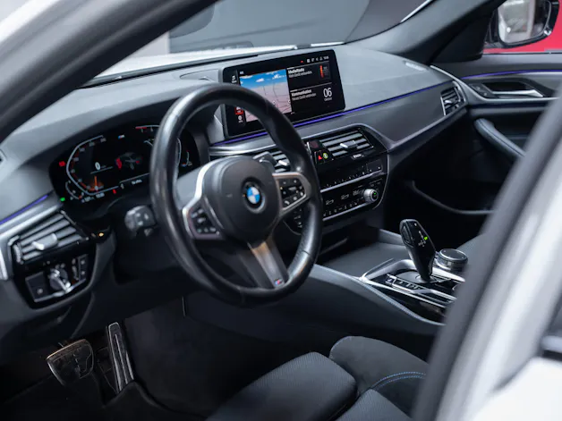 BMW 530i xDrive SAG M-Sport / Alcantara Sitze / Rückfahrkamera / El.Sitze / Ambientebeleuchtung
