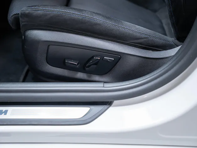 BMW 530i xDrive SAG M-Sport / Alcantara Sitze / Rückfahrkamera / El.Sitze / Ambientebeleuchtung
