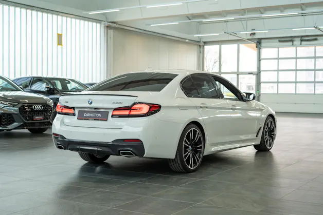 BMW 530i xDrive SAG M-Sport / Rückfahrkamera / El.Sitze / Ambientebeleuchtung
