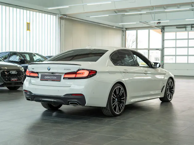 BMW 530i xDrive SAG M-Sport / Rückfahrkamera / El.Sitze / Ambientebeleuchtung