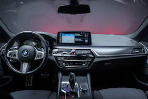 BMW 530i xDrive SAG M-Sport / Alcantara Sitze / Rückfahrkamera / El.Sitze / Ambientebeleuchtung