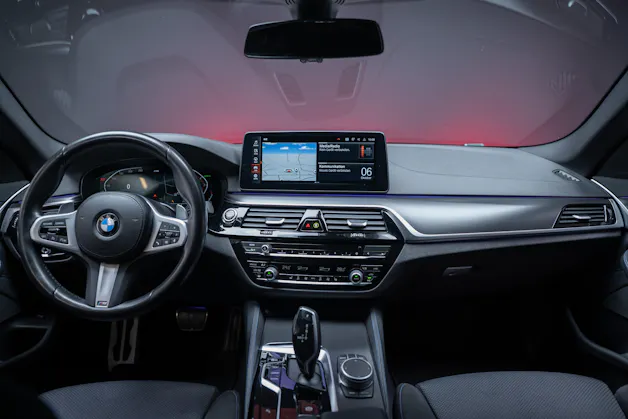 BMW 530i xDrive SAG M-Sport / Alcantara Sitze / Rückfahrkamera / El.Sitze / Ambientebeleuchtung