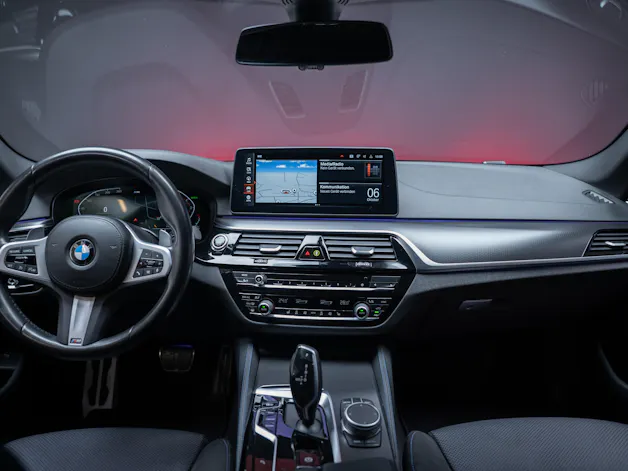 BMW 530i xDrive SAG M-Sport / Alcantara Sitze / Rückfahrkamera / El.Sitze / Ambientebeleuchtung