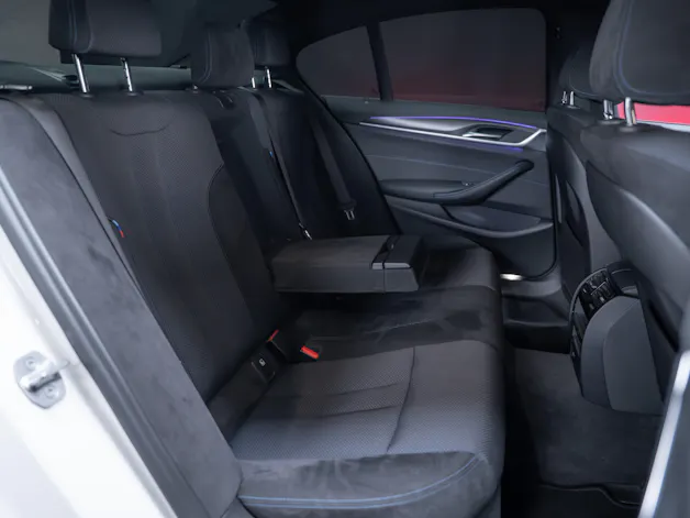 BMW 530i xDrive SAG M-Sport / Alcantara Sitze / Rückfahrkamera / El.Sitze / Ambientebeleuchtung
