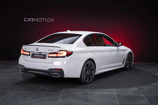 BMW 530i xDrive SAG M-Sport / Alcantara Sitze / Rückfahrkamera / El.Sitze / Ambientebeleuchtung