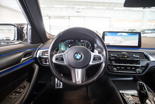 BMW 530i xDrive SAG M-Sport / Rückfahrkamera / El.Sitze / Ambientebeleuchtung