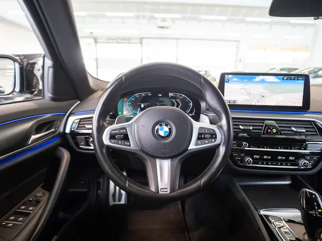BMW 530i xDrive SAG M-Sport / Rückfahrkamera / El.Sitze / Ambientebeleuchtung