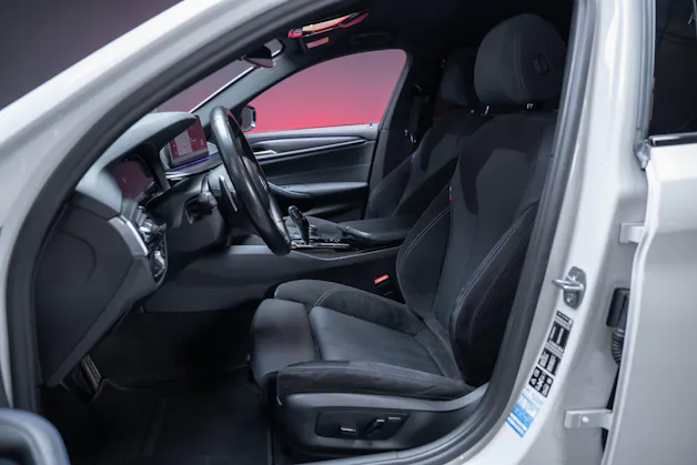 BMW 530i xDrive SAG M-Sport / Alcantara Sitze / Rückfahrkamera / El.Sitze / Ambientebeleuchtung