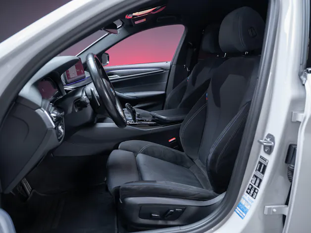 BMW 530i xDrive SAG M-Sport / Alcantara Sitze / Rückfahrkamera / El.Sitze / Ambientebeleuchtung
