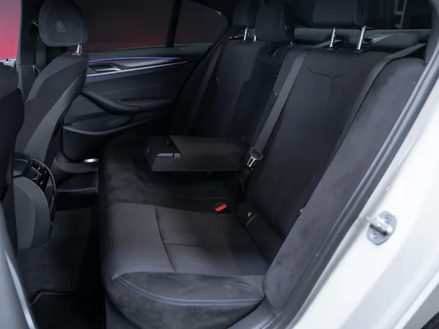 BMW 530i xDrive SAG M-Sport / Alcantara Sitze / Rückfahrkamera / El.Sitze / Ambientebeleuchtung
