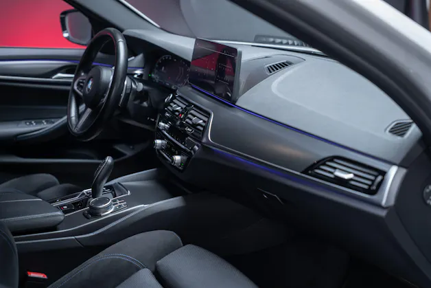 BMW 530i xDrive SAG M-Sport / Alcantara Sitze / Rückfahrkamera / El.Sitze / Ambientebeleuchtung