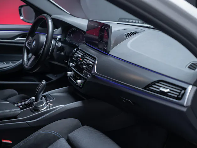 BMW 530i xDrive SAG M-Sport / Alcantara Sitze / Rückfahrkamera / El.Sitze / Ambientebeleuchtung