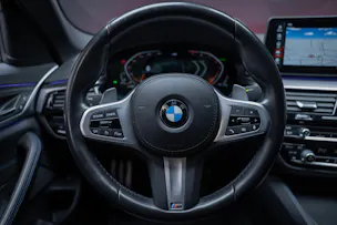 BMW 530i xDrive SAG M-Sport / Alcantara Sitze / Rückfahrkamera / El.Sitze / Ambientebeleuchtung