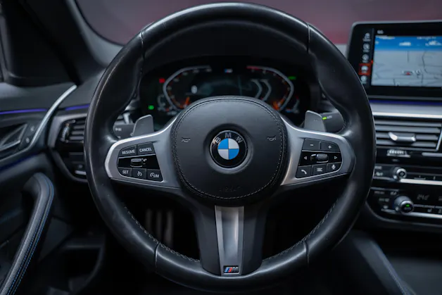 BMW 530i xDrive SAG M-Sport / Alcantara Sitze / Rückfahrkamera / El.Sitze / Ambientebeleuchtung