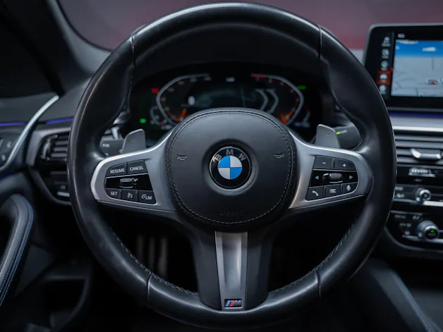 BMW 530i xDrive SAG M-Sport / Alcantara Sitze / Rückfahrkamera / El.Sitze / Ambientebeleuchtung