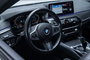 BMW 530i xDrive SAG M-Sport / Alcantara Sitze / Rückfahrkamera / El.Sitze / Ambientebeleuchtung