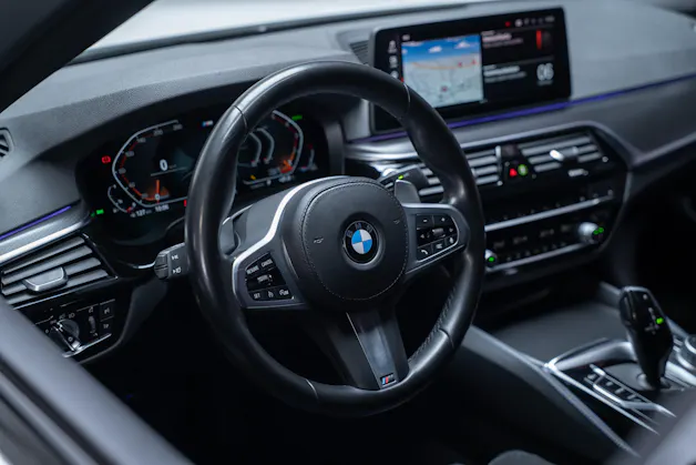 BMW 530i xDrive SAG M-Sport / Alcantara Sitze / Rückfahrkamera / El.Sitze / Ambientebeleuchtung