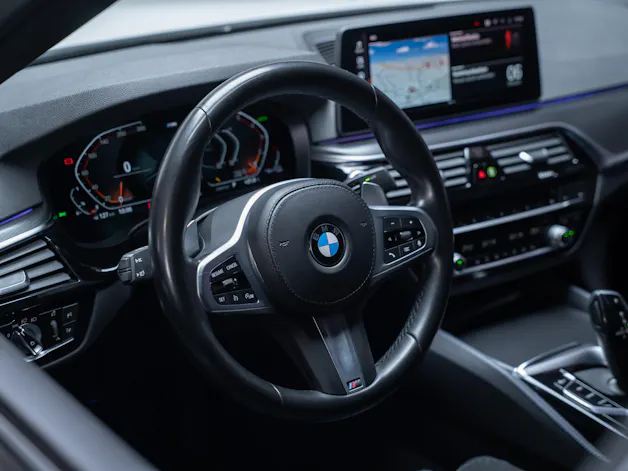 BMW 530i xDrive SAG M-Sport / Alcantara Sitze / Rückfahrkamera / El.Sitze / Ambientebeleuchtung