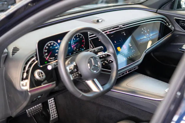 MERCEDES-BENZ E 220 d AMG Line / MBUX Superscreen / 360°Kamera / Ambientebeleuchtung