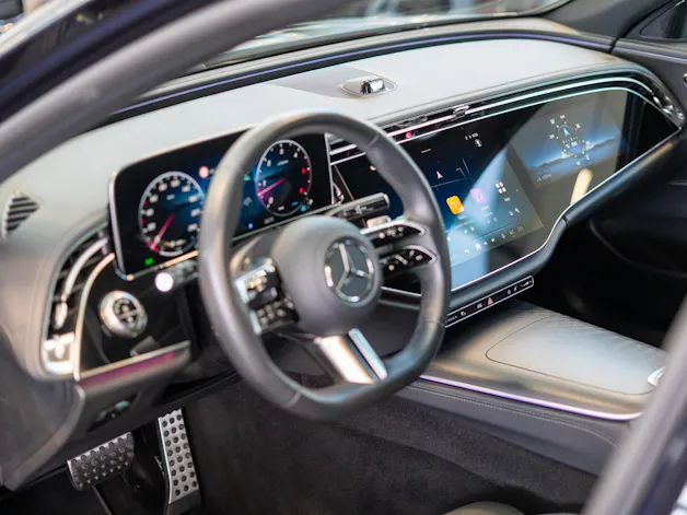 MERCEDES-BENZ E 220 d AMG Line / MBUX Superscreen / 360°Kamera / Ambientebeleuchtung
