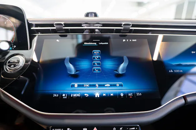MERCEDES-BENZ E 220 d AMG Line / MBUX Superscreen / 360°Kamera / Ambientebeleuchtung