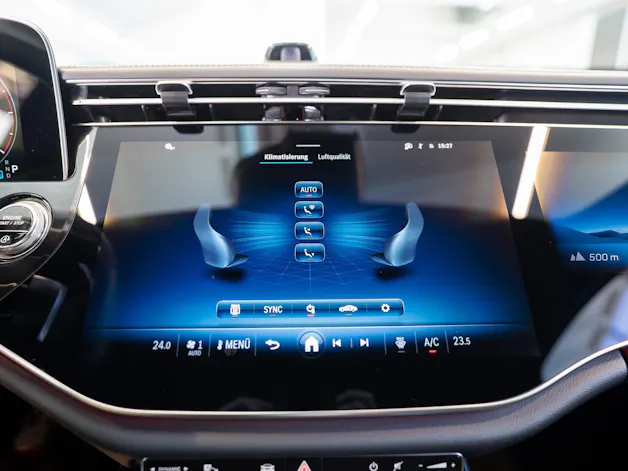 MERCEDES-BENZ E 220 d AMG Line / MBUX Superscreen / 360°Kamera / Ambientebeleuchtung