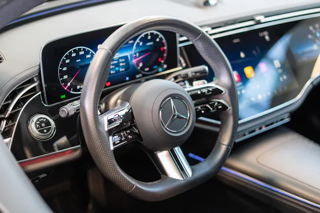 MERCEDES-BENZ E 220 d AMG Line / MBUX Superscreen / 360°Kamera / Ambientebeleuchtung
