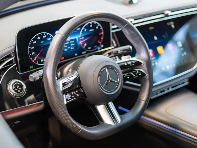 MERCEDES-BENZ E 220 d AMG Line / MBUX Superscreen / 360°Kamera / Ambientebeleuchtung