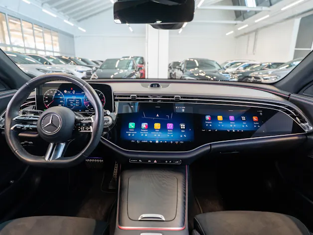 MERCEDES-BENZ E 220 d AMG Line / MBUX Superscreen / 360°Kamera / Ambientebeleuchtung