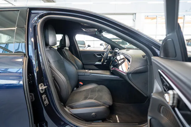 MERCEDES-BENZ E 220 d AMG Line / MBUX Superscreen / 360°Kamera / Ambientebeleuchtung