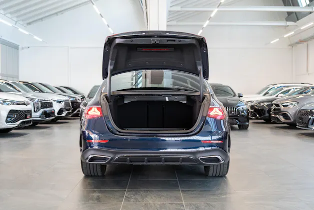 MERCEDES-BENZ E 220 d AMG Line / MBUX Superscreen / 360°Kamera / Ambientebeleuchtung