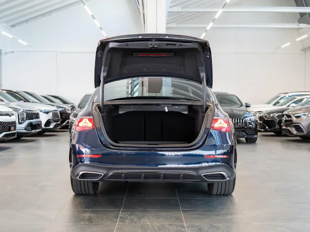 MERCEDES-BENZ E 220 d AMG Line / MBUX Superscreen / 360°Kamera / Ambientebeleuchtung