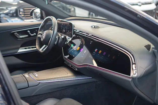 MERCEDES-BENZ E 220 d AMG Line / MBUX Superscreen / 360°Kamera / Ambientebeleuchtung