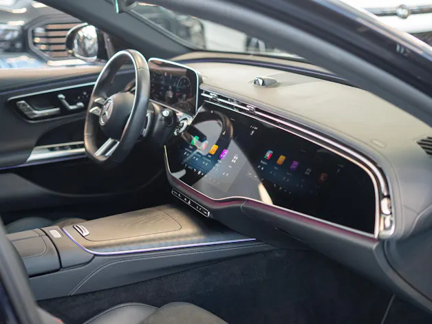 MERCEDES-BENZ E 220 d AMG Line / MBUX Superscreen / 360°Kamera / Ambientebeleuchtung