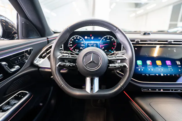 MERCEDES-BENZ E 220 d AMG Line / MBUX Superscreen / 360°Kamera / Ambientebeleuchtung