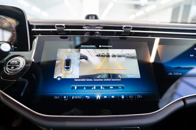 MERCEDES-BENZ E 220 d AMG Line / MBUX Superscreen / 360°Kamera / Ambientebeleuchtung