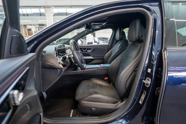 MERCEDES-BENZ E 220 d AMG Line / MBUX Superscreen / 360°Kamera / Ambientebeleuchtung