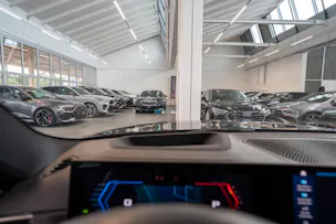 BMW M4 Competition xDrive Coupé / M Carbon Schalensitze / Keramik Bremsanlage / Head-Up Display