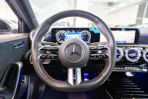 MERCEDES-BENZ A 200 AMG Line Limousine / Facelift / 19" Felgen / Ambiente-Beleuchtung
