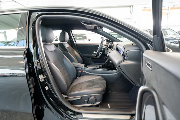MERCEDES-BENZ A 200 AMG Line Limousine / Facelift / 19" Felgen / Ambiente-Beleuchtung