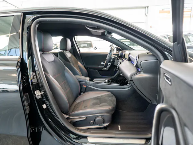 MERCEDES-BENZ A 200 AMG Line Limousine / Facelift / 19" Felgen / Ambiente-Beleuchtung