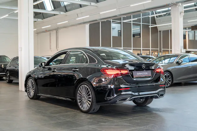MERCEDES-BENZ A 200 AMG Line Limousine / Facelift / 19" Felgen / Ambiente-Beleuchtung