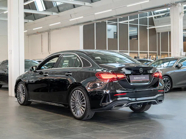 MERCEDES-BENZ A 200 AMG Line Limousine / Facelift / 19" Felgen / Ambiente-Beleuchtung