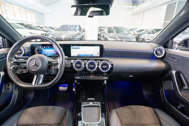 MERCEDES-BENZ A 200 AMG Line Limousine / Facelift / 19" Felgen / Ambiente-Beleuchtung