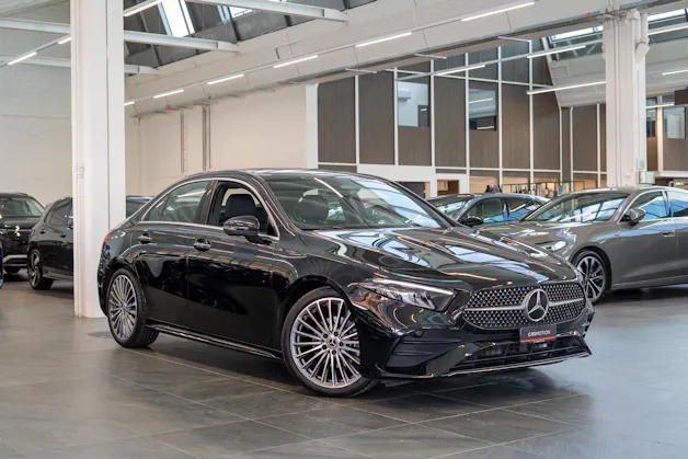 MERCEDES-BENZ A 200 AMG Line Limousine / Facelift / 19" Felgen / Ambiente-Beleuchtung