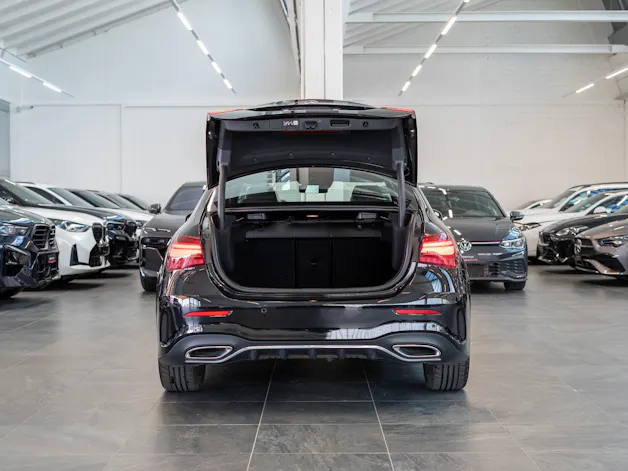 MERCEDES-BENZ A 200 AMG Line Limousine / Facelift / 19" Felgen / Ambiente-Beleuchtung